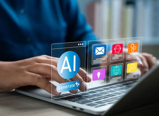 Inversor principiante en criptomonedas que estudia las nociones esenciales del trading automatizado con IA