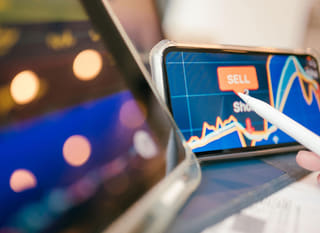 Operador de múltiples mercados estudiando alternativas en Bitcoin, Ethereum y forex